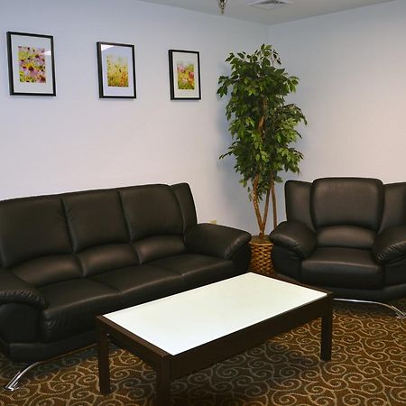 Отель Baymont By Wyndham East Windsor Bradley Airport Экстерьер фото