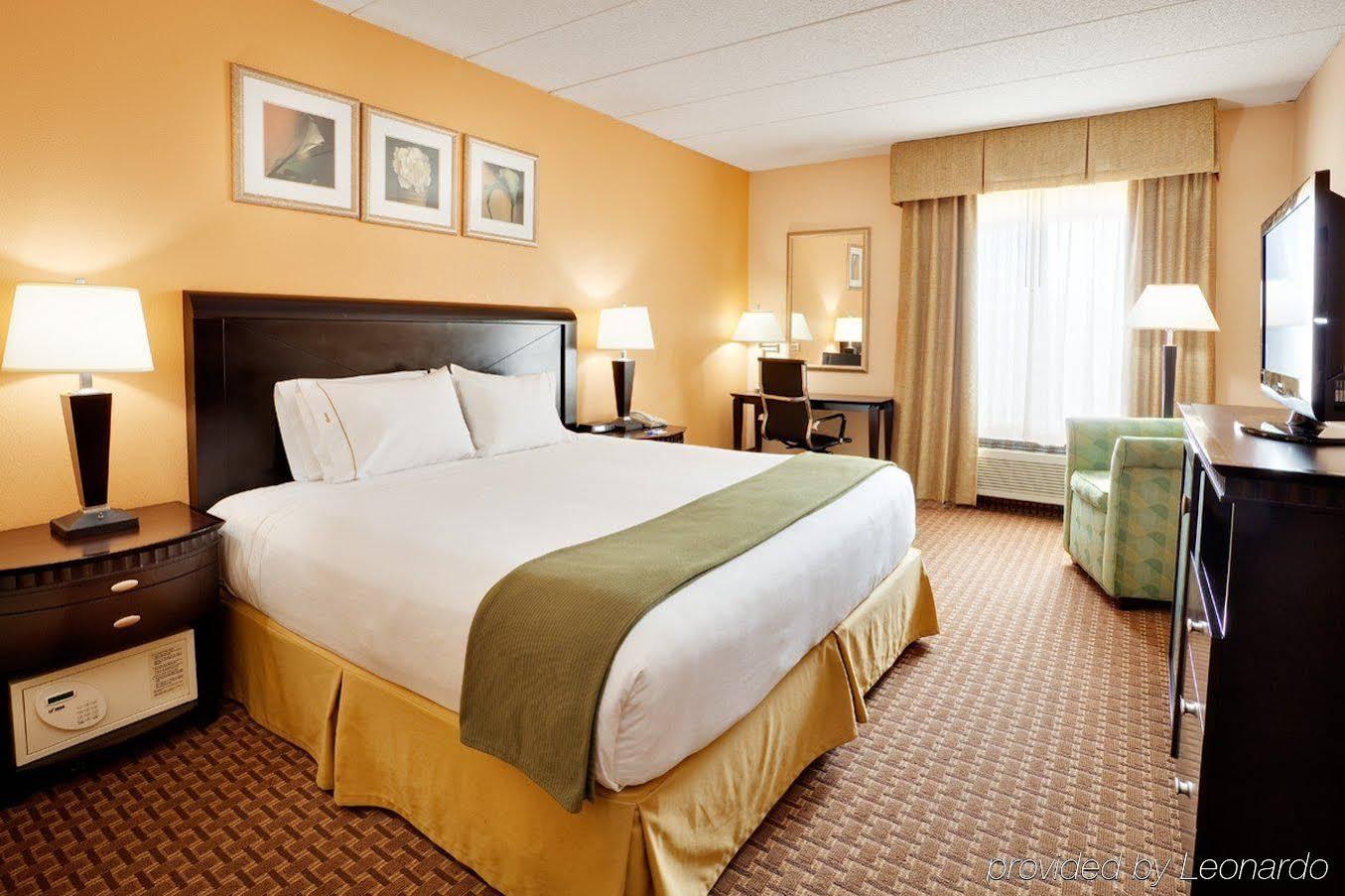 Отель Baymont By Wyndham East Windsor Bradley Airport Экстерьер фото