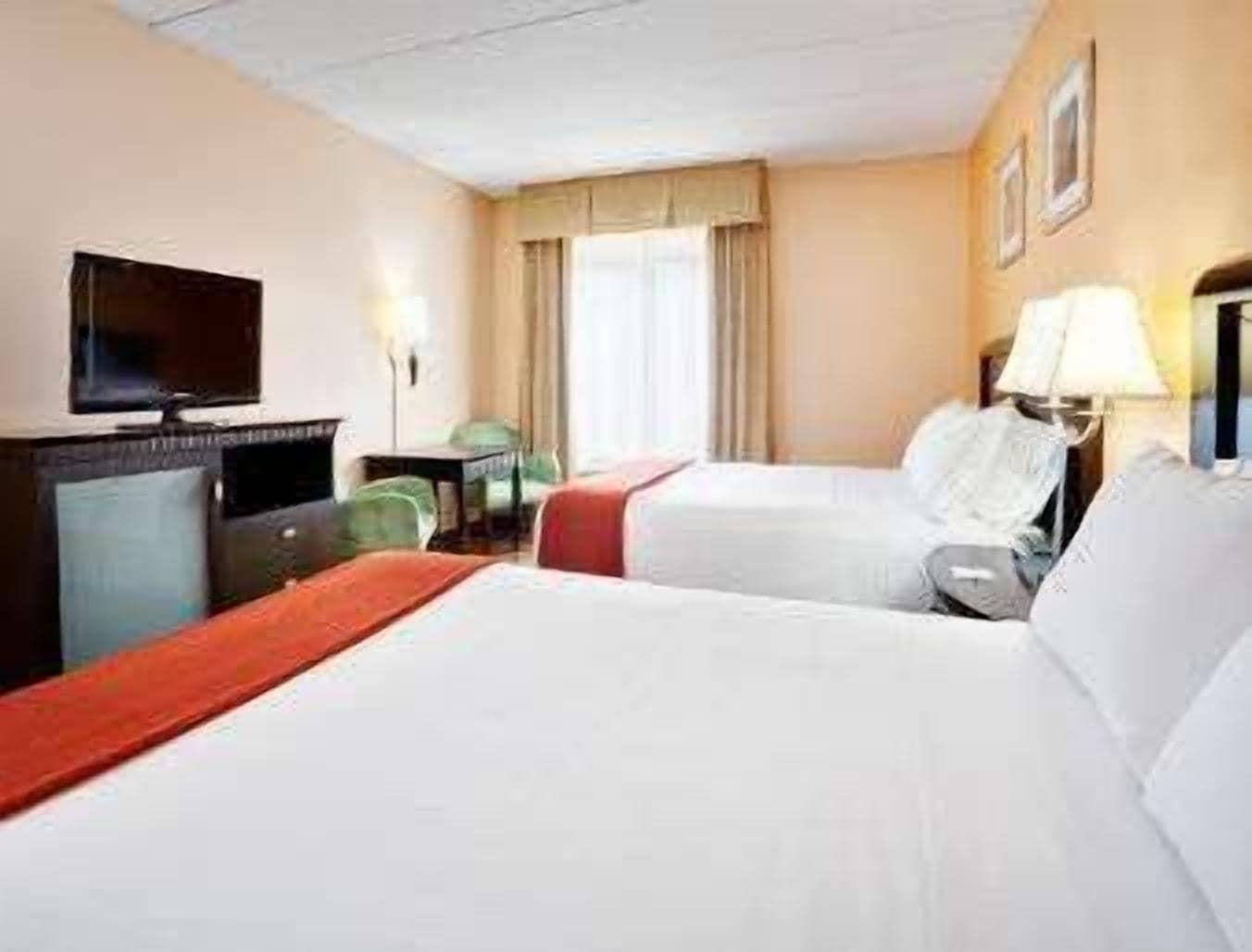 Отель Baymont By Wyndham East Windsor Bradley Airport Экстерьер фото