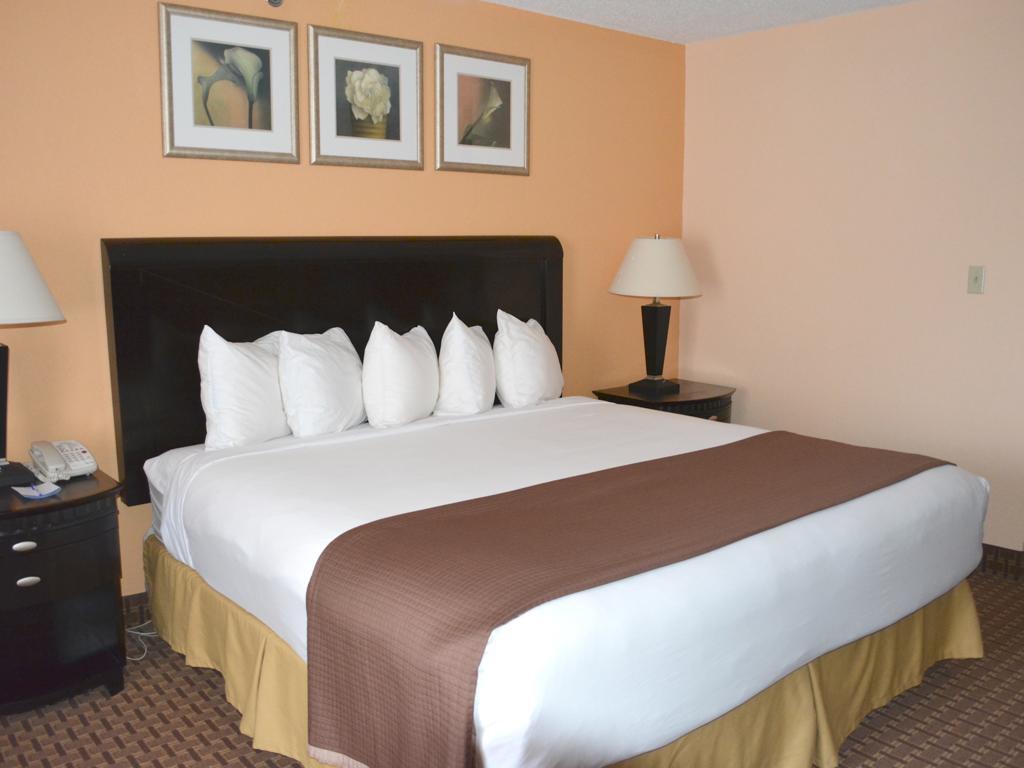 Отель Baymont By Wyndham East Windsor Bradley Airport Экстерьер фото